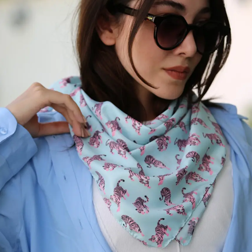 از مینی اسکارف طرح دار میتوانید علاوه بر روسری آن را به عنوان دستمال گردن و اکسسوری برای کیف برای مجالس خانوادگی و دوستانه استفاده کنید.